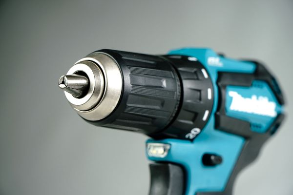 Máy khoan và vặn vít dùng pin Makita DDF483RFE