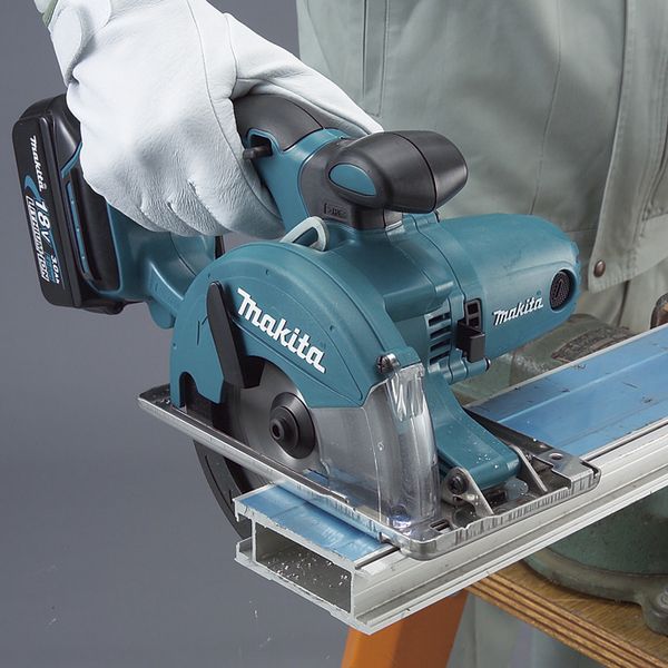 Máy cắt kim loại dùng pin Makita DCS550RME