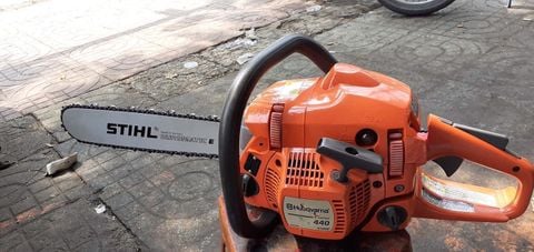 Máy Cưa Xích Chạy Xăng Nội Địa