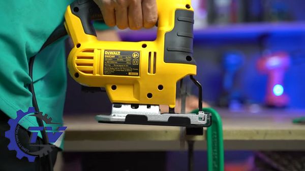 Máy cưa lọng Dewalt DWE349-B1