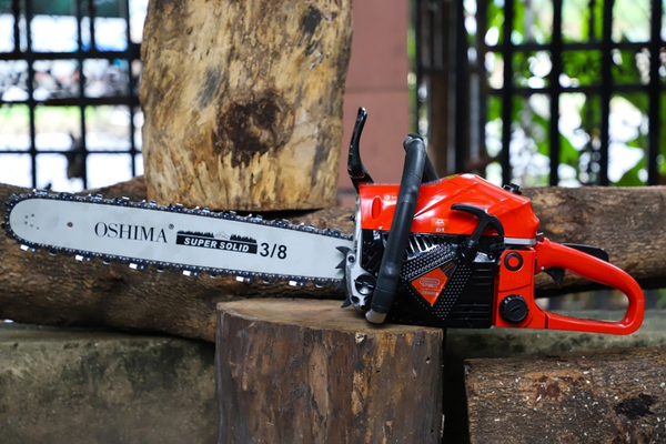 Máy cưa xích chạy xăng Oshima 5900 đỏ-đen 58cc