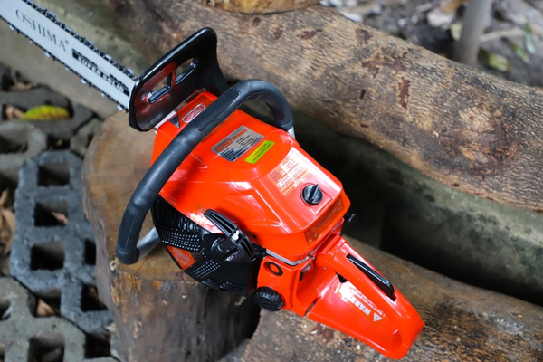Máy cưa xích chạy xăng Oshima 5900 đỏ-đen 58cc