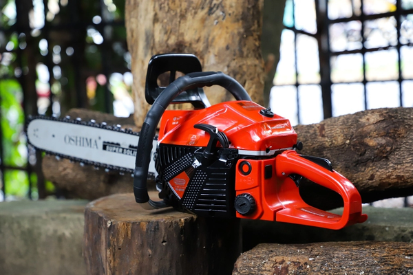 Máy cưa xích chạy xăng Oshima 5900 đỏ-đen 58cc