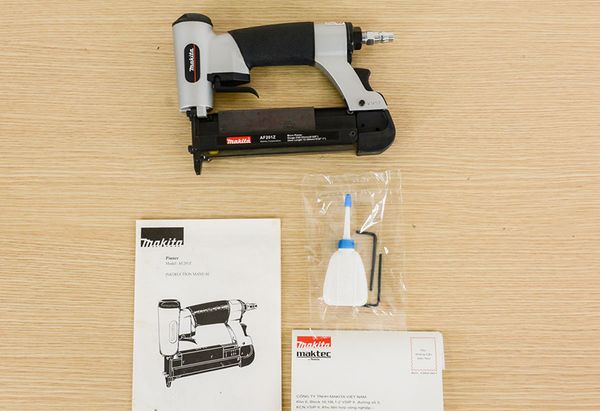 Máy bắn đinh Makita AF201Z