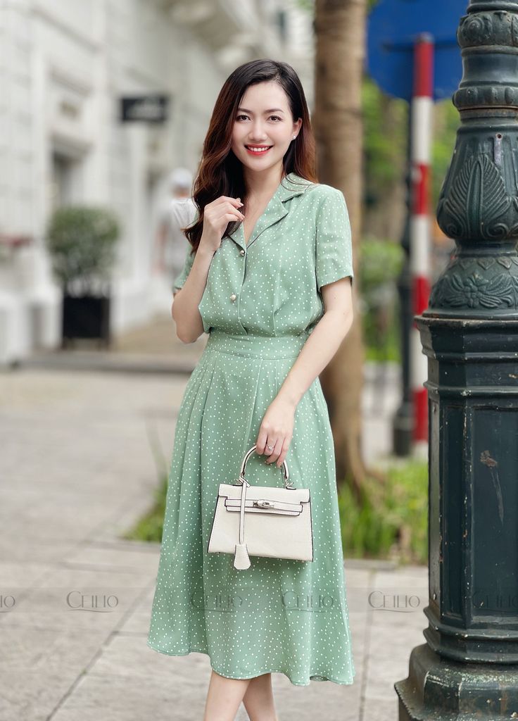 FH V36 Đầm chấm bi trắng cổ bẻ