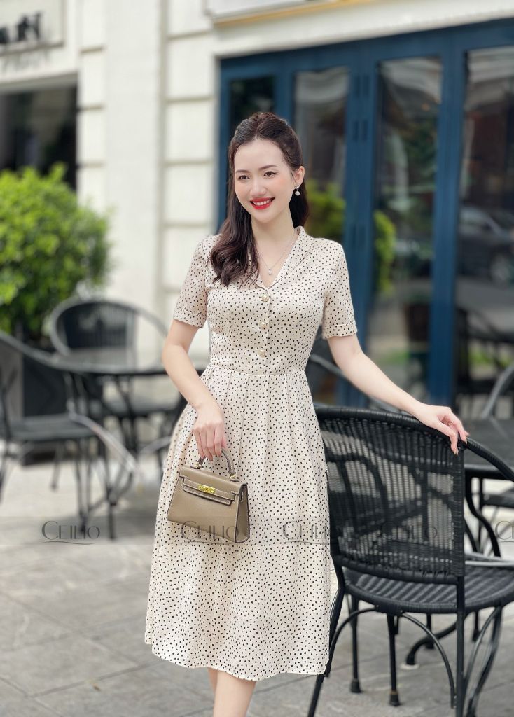 FH V40 Đầm chấm hình đen xếp ly chân