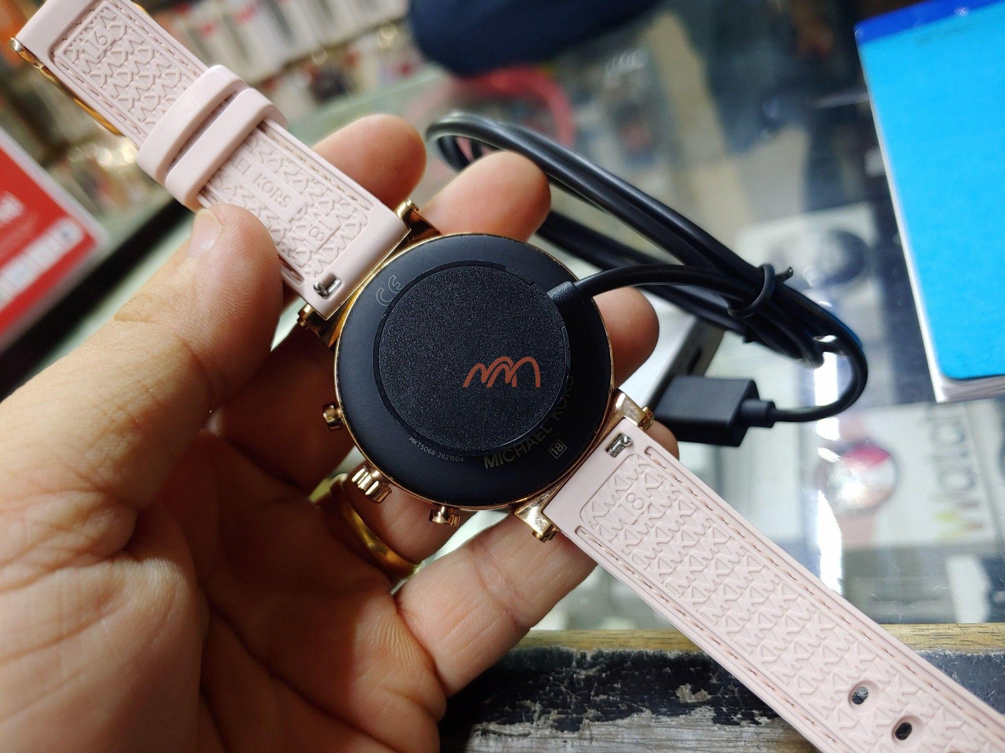 Đế sạc Michael Kors Access DW7M2 Min Mobile