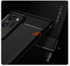 Ốp lưng Samsung Note 20 Ultra 5G có mặt lưng mạnh mẽ chắc chắn với sự kết hợp giữ đen bóng, đen nhám và những đường vân carbon mạnh mẽ.