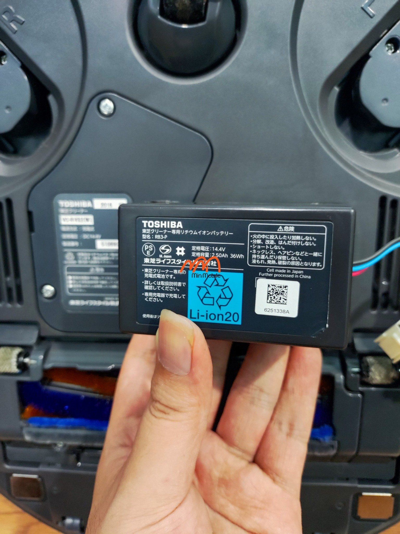 thay-pin-robot-hut-bui-toshiba-VC-RVS2-min-mobile-quan-10