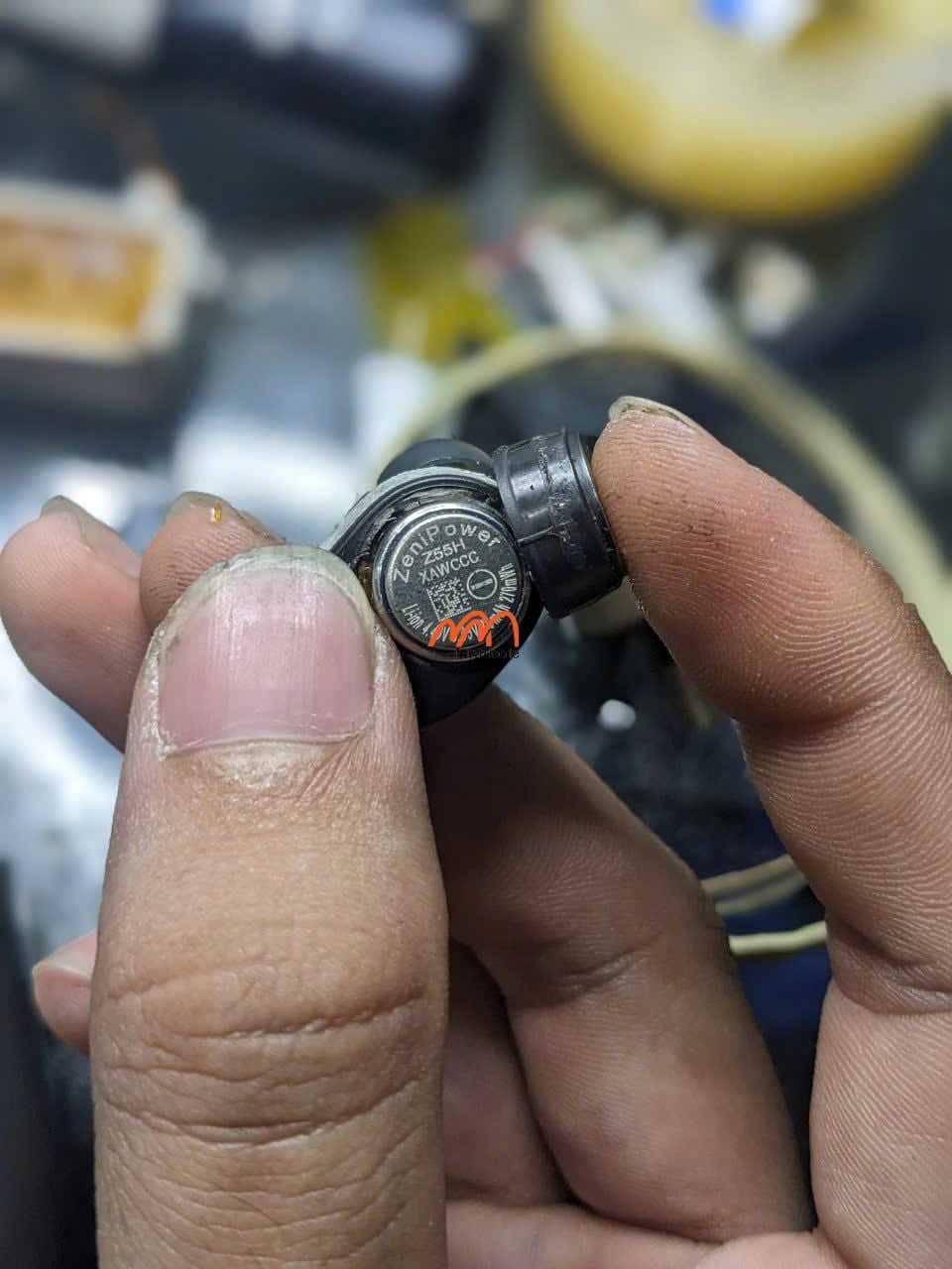 Thay Pin Tai Nghe BOWERS & WILKINS PI5