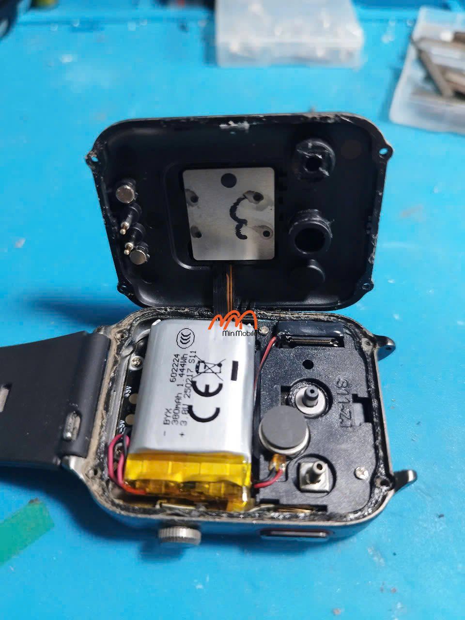 Thay pin đồng hồ Huawei Watch D2