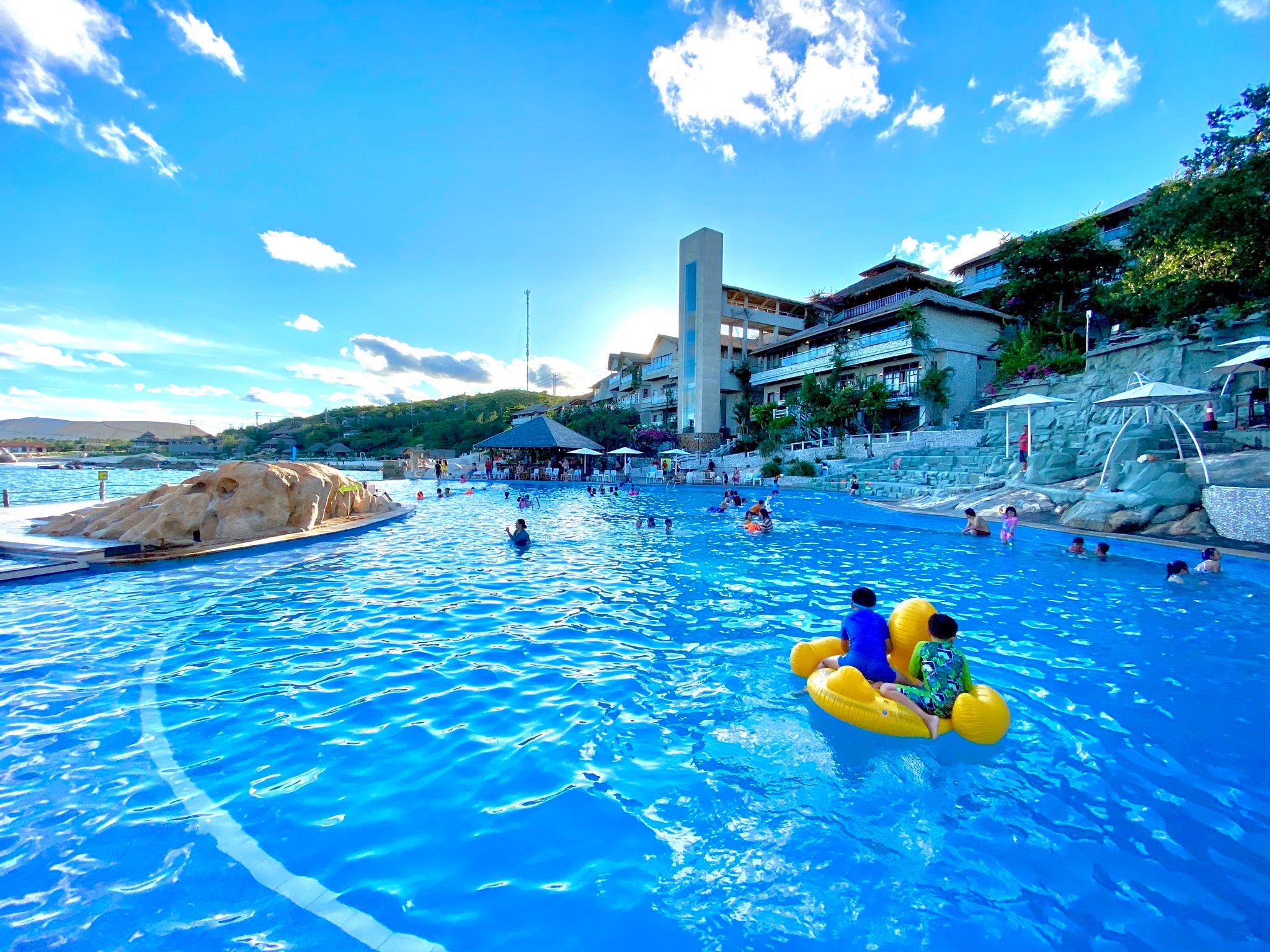 HỒ BƠI NƯỚC BIỂN – Rock Water Bay Beach Resort & Spa