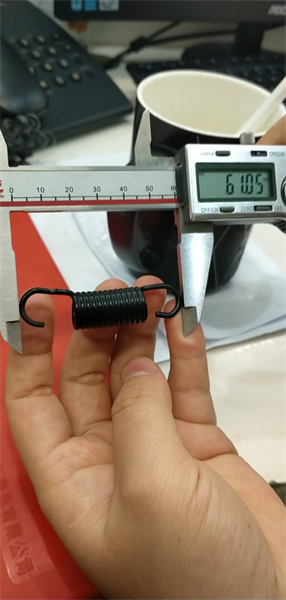 Lò xo Vinahardware phi 14 dài 61mm, sợi phi 2.5 màu đen - VNH292365160-VNH292365160