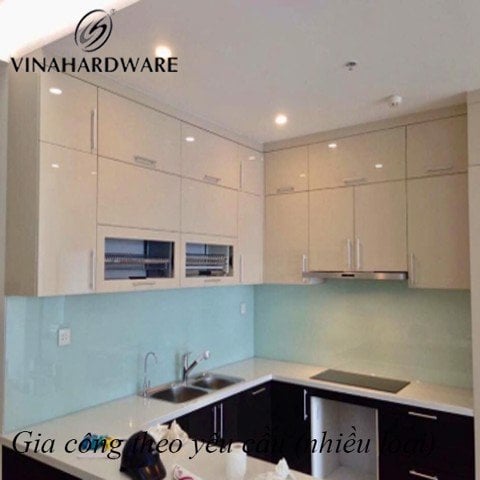 Kính cường lực ốp bếp Vinahardware dày 8mm, 2100x700mm màu xanh dương SV020 KCL2100700-KCL2100700
