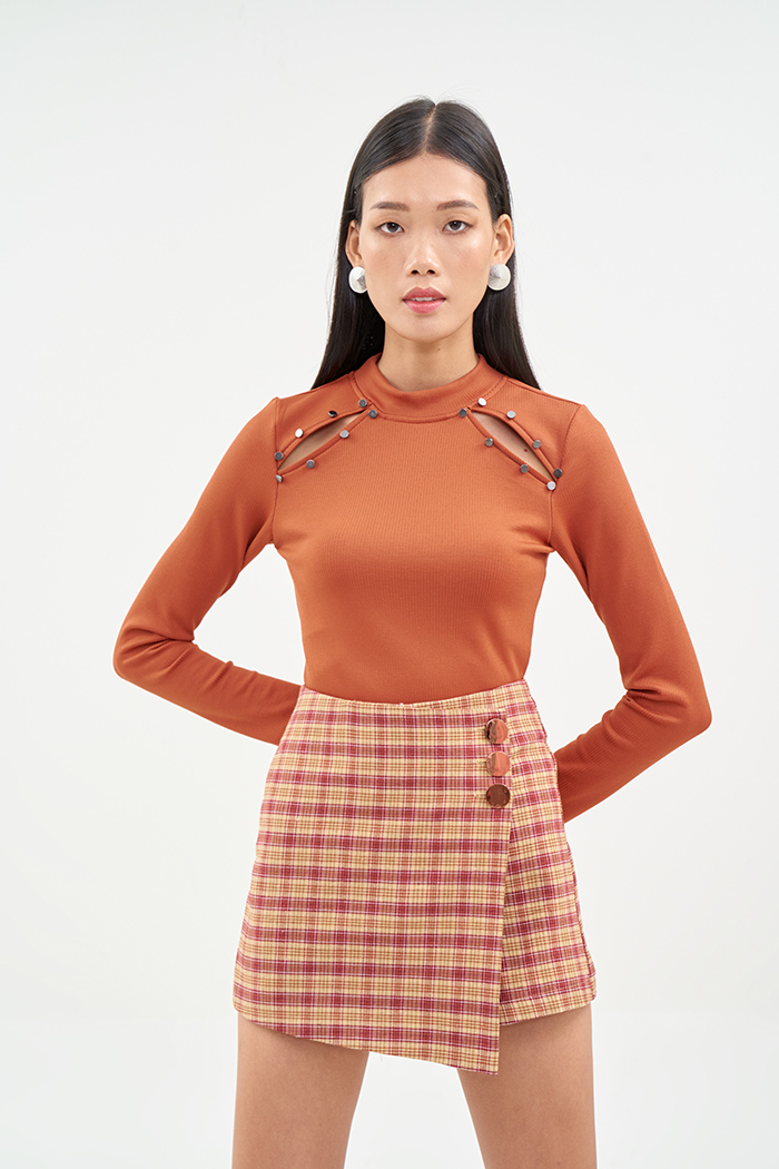 Áo thun tay dài cut out vai nhấn nút inox