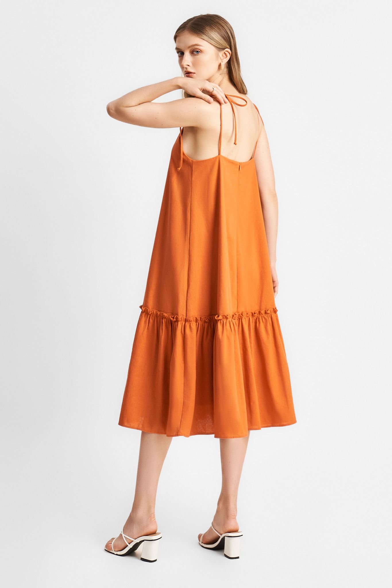  Đầm linen midi 2 dây xẻ V 
