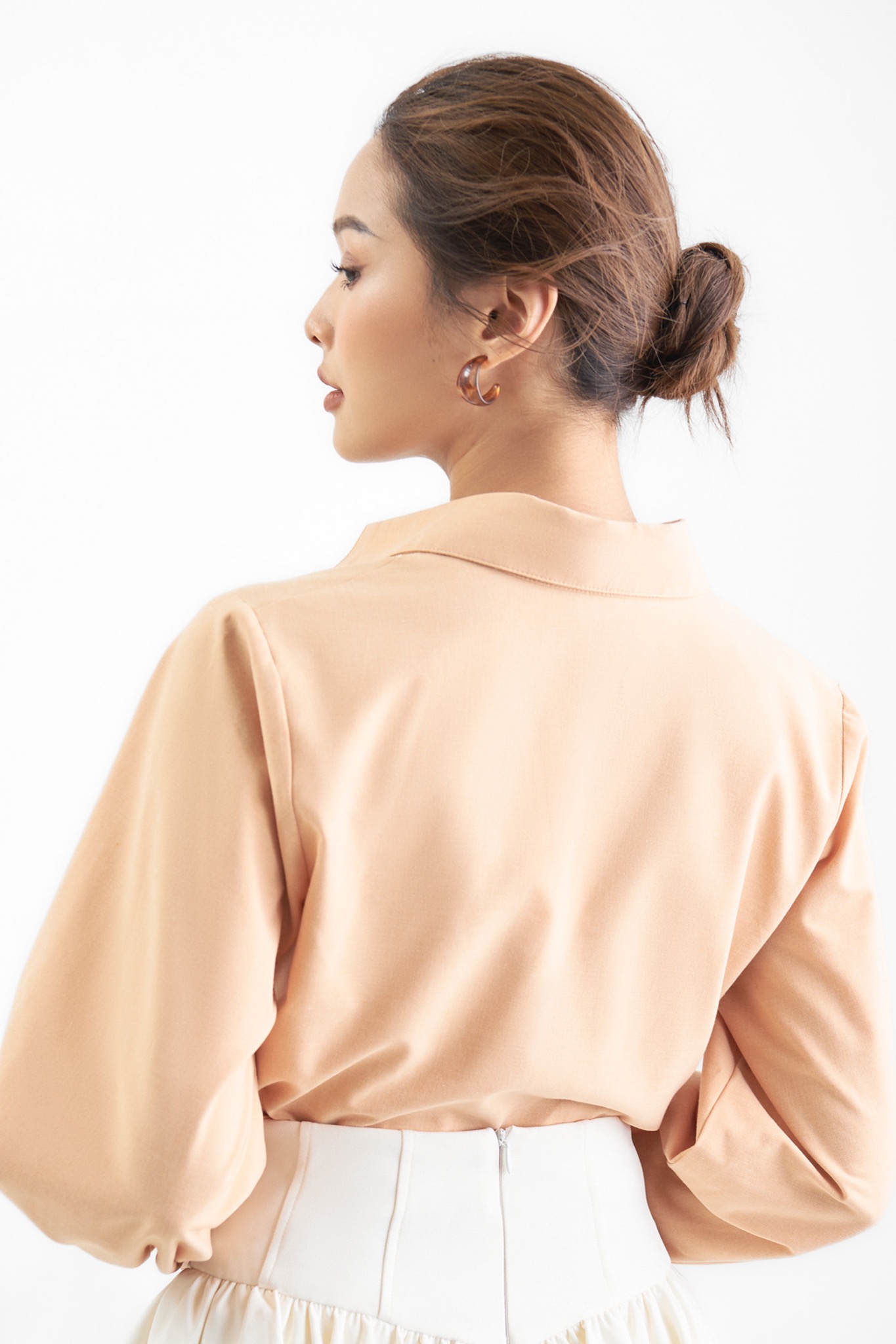 Áo kiểu sơ mi cổ V rút nhún phối nút đôi – MARC