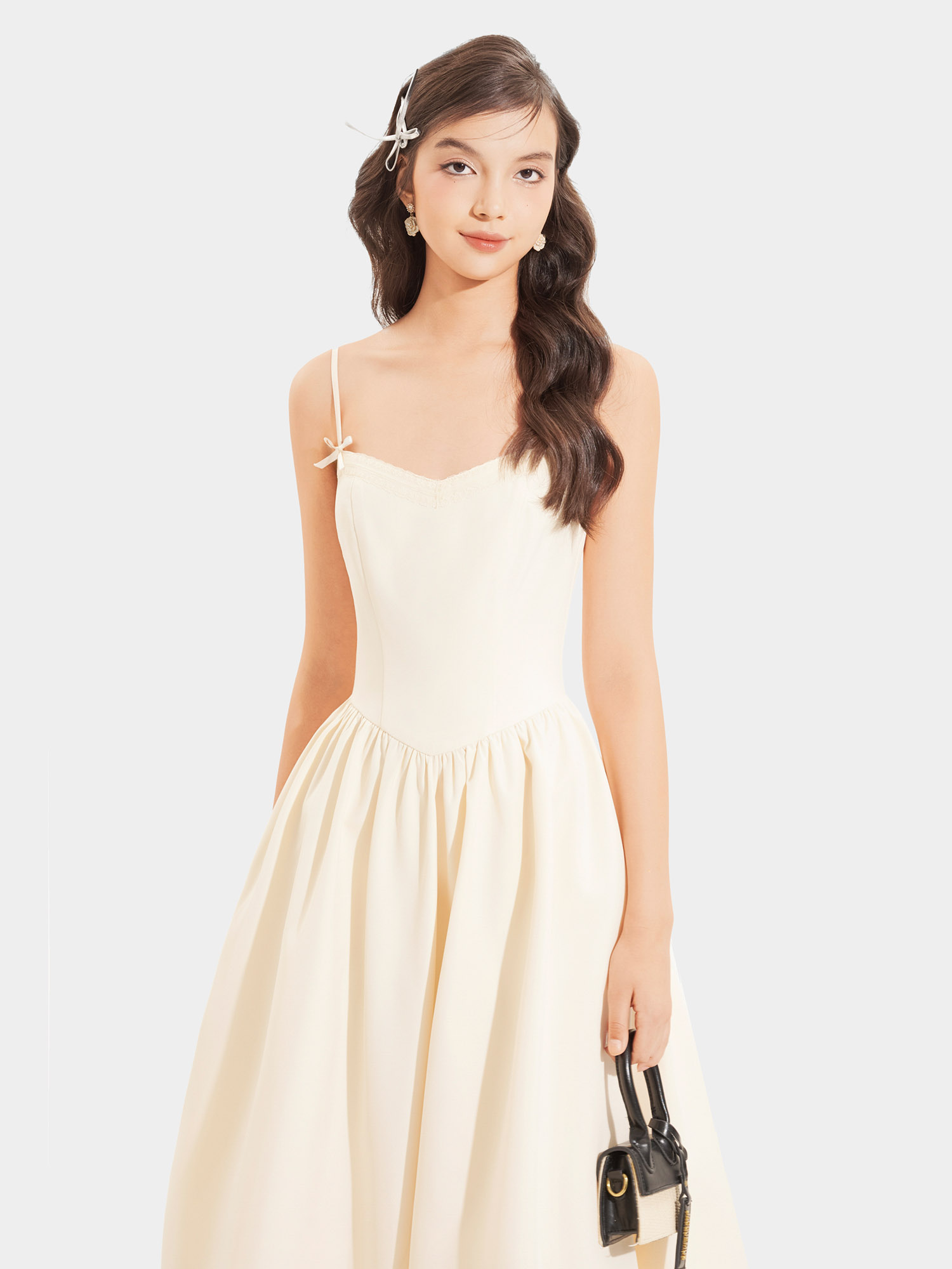 Đầm midi 2 dây nhún tùng phối ren ngực đính nơ 2 bên