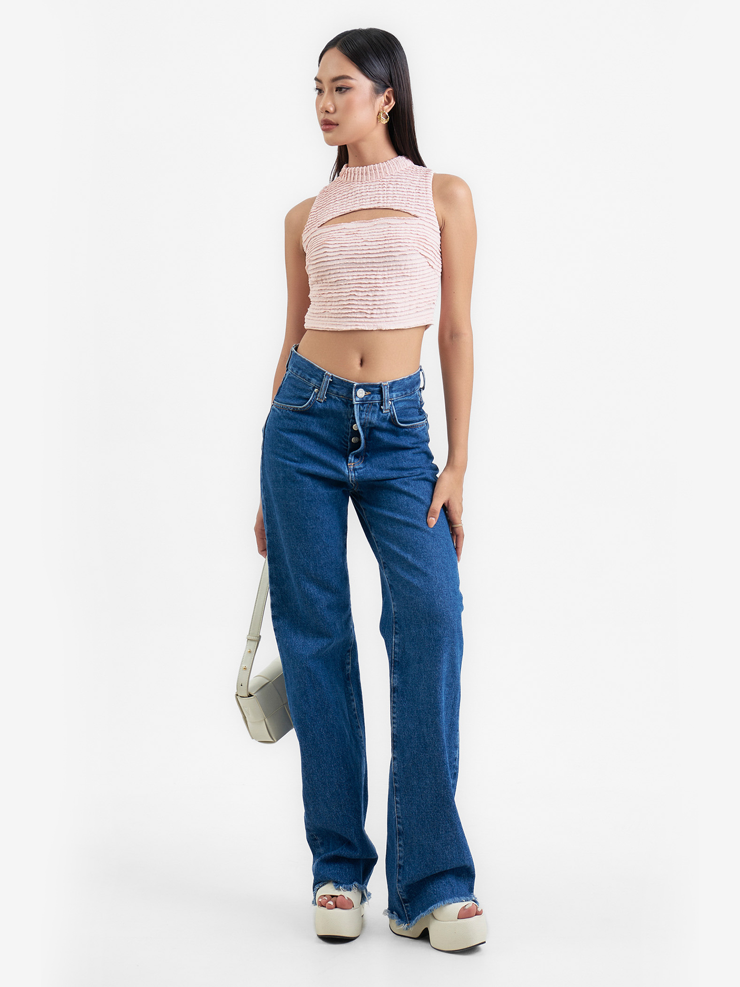 Áo croptop sát nách cổ tròn xẻ ngực