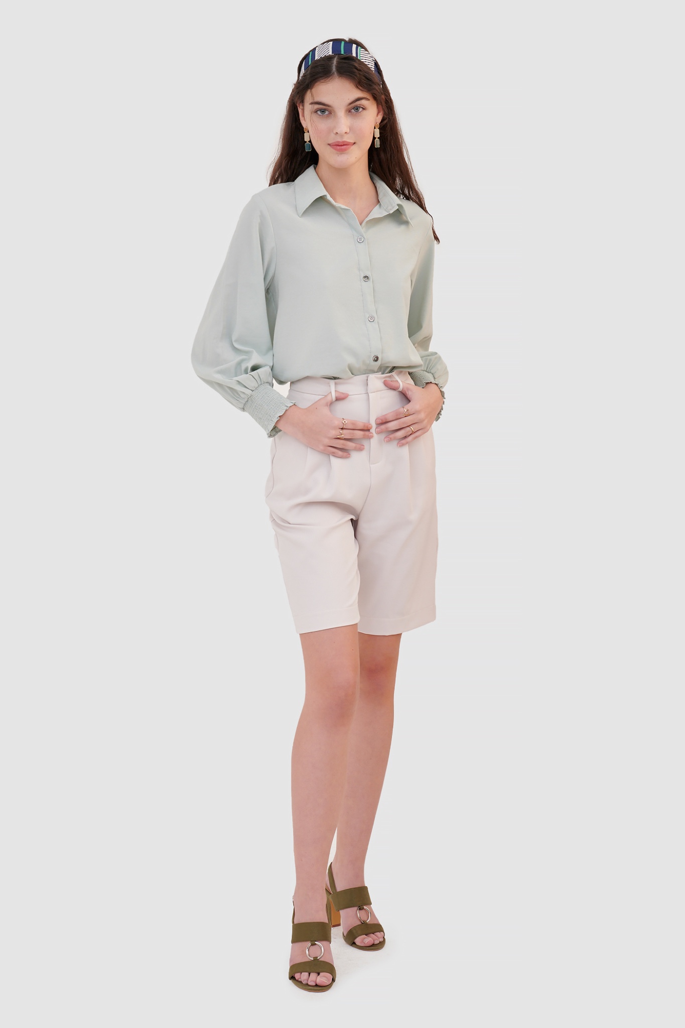 Quần short ngang gối nhấn ly