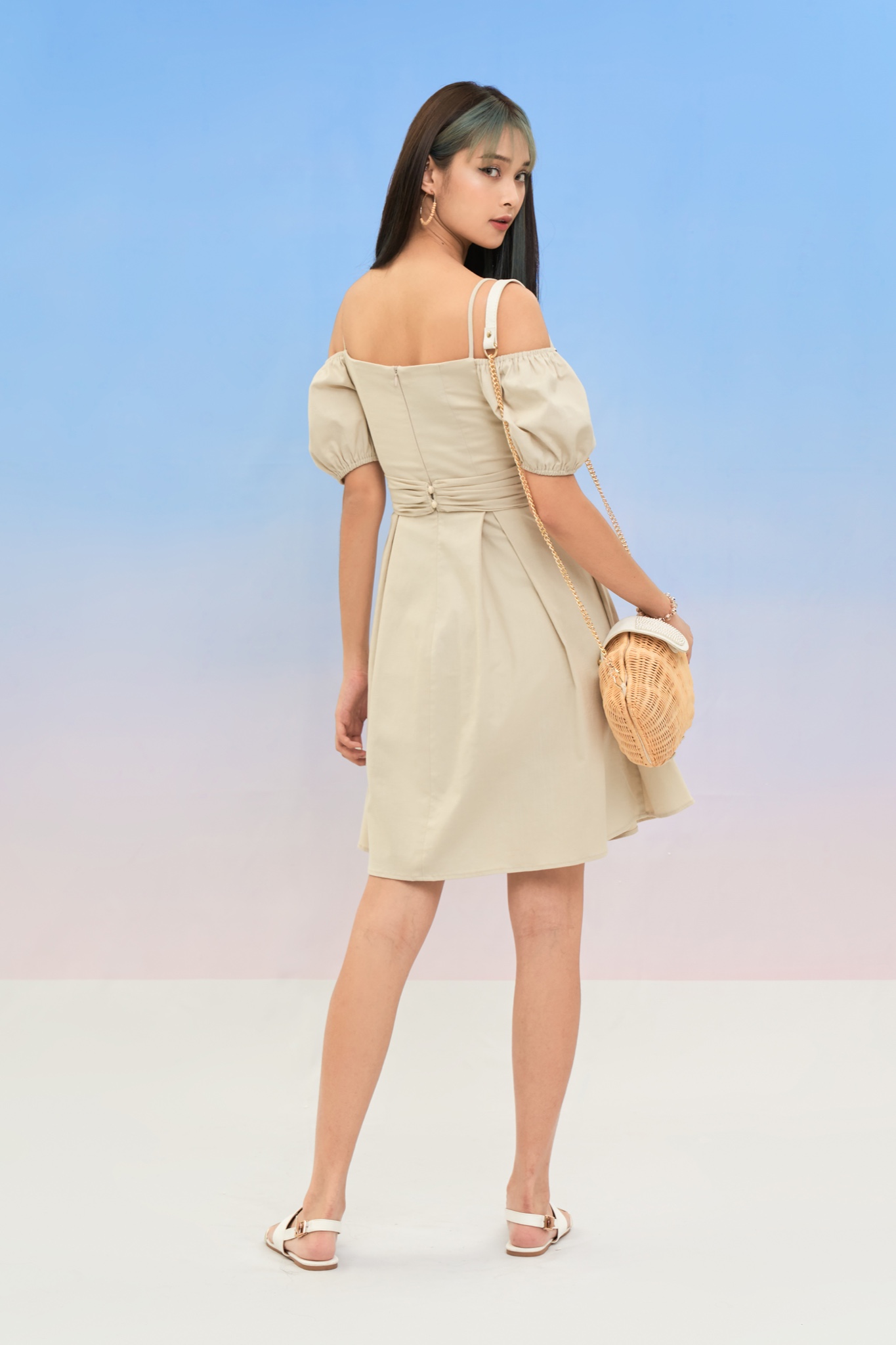 Đầm trễ vai chéo ngực nút cài sau