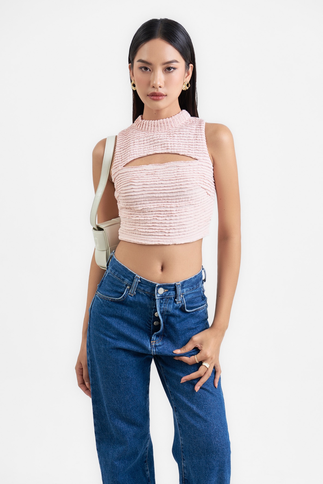 Áo croptop sát nách cổ tròn xẻ ngực