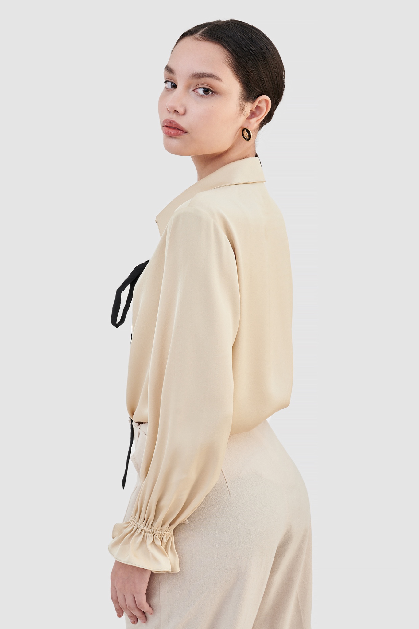 Áo sơ mi satin kèm dây nơ cổ