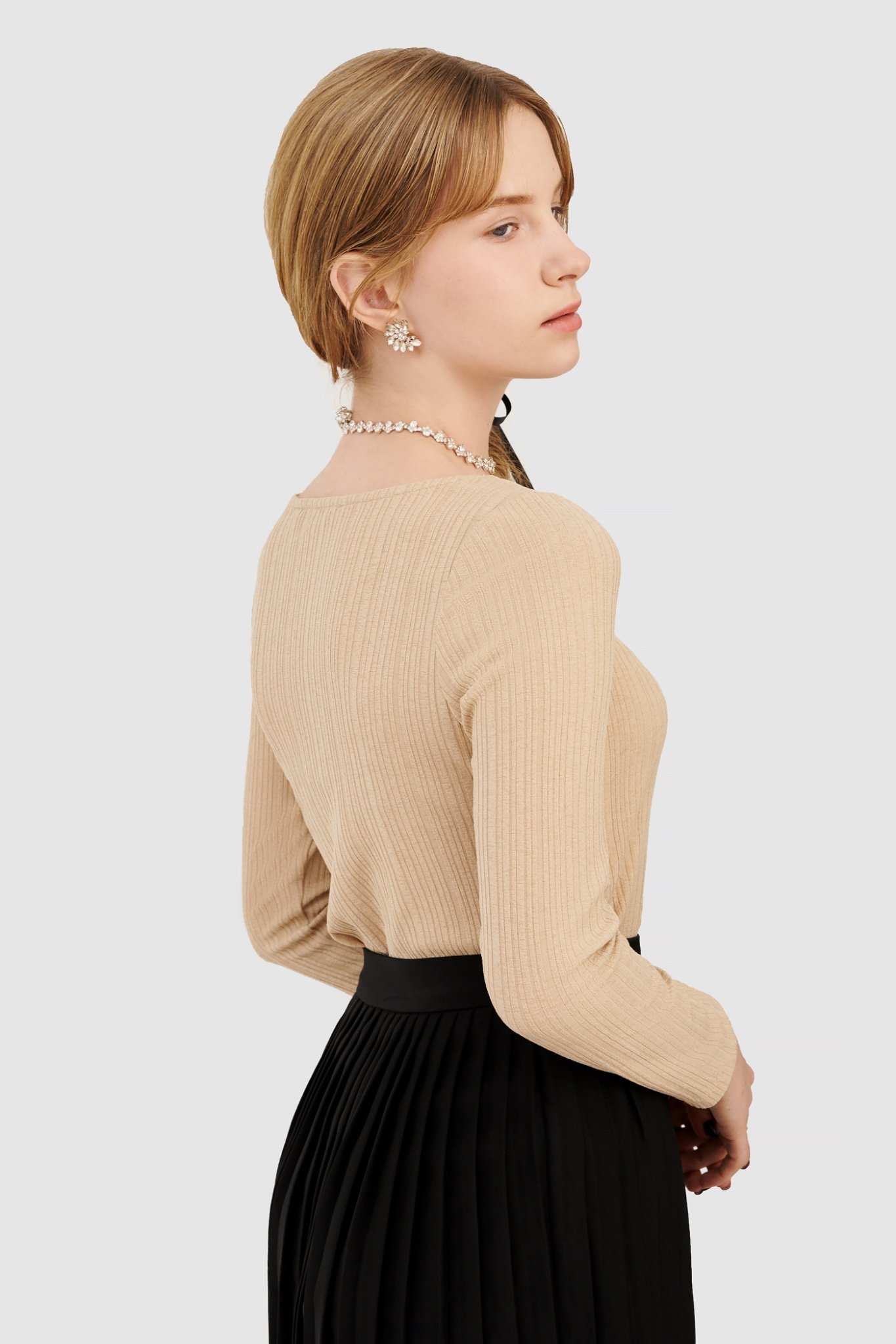 Áo thun gân form ôm cổ tròn rộng