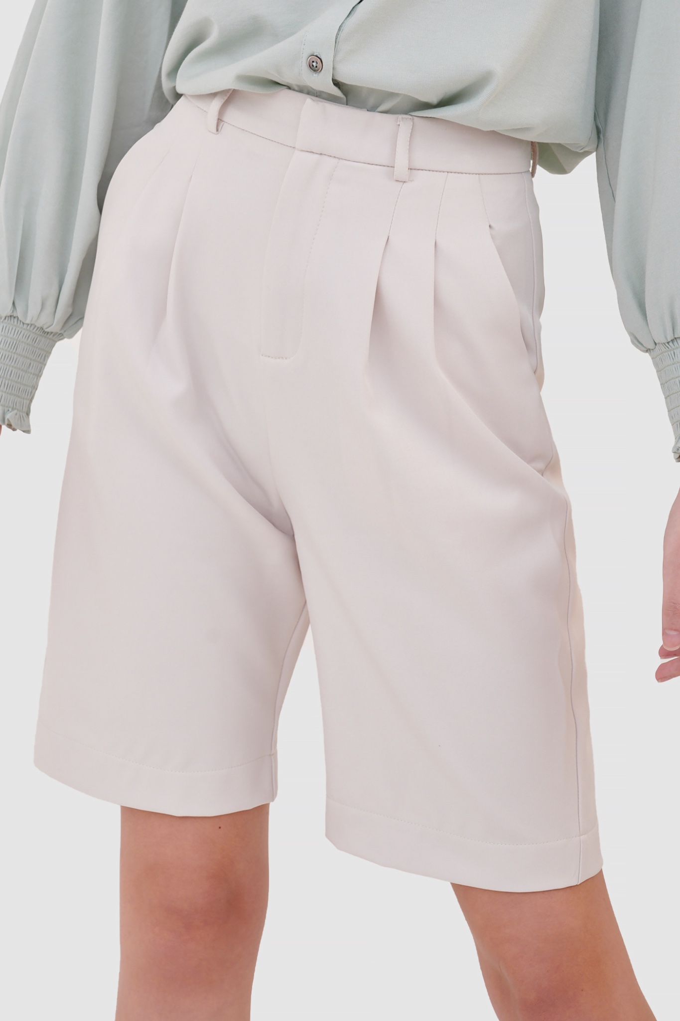 Quần short ngang gối nhấn ly