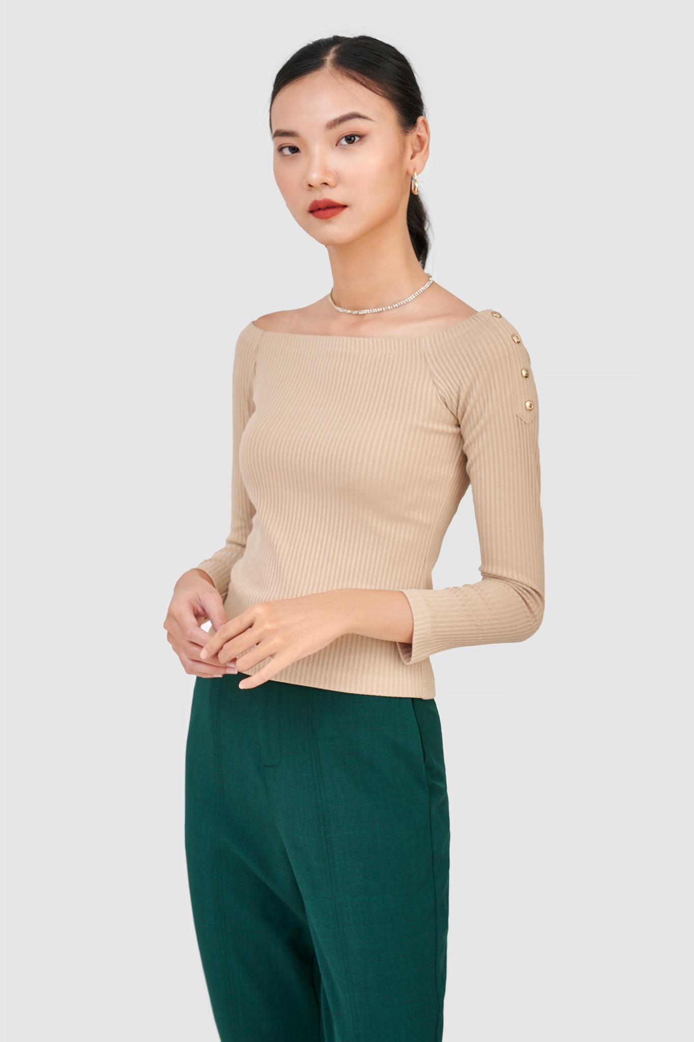 Áo thun trễ vai nhấn nút
