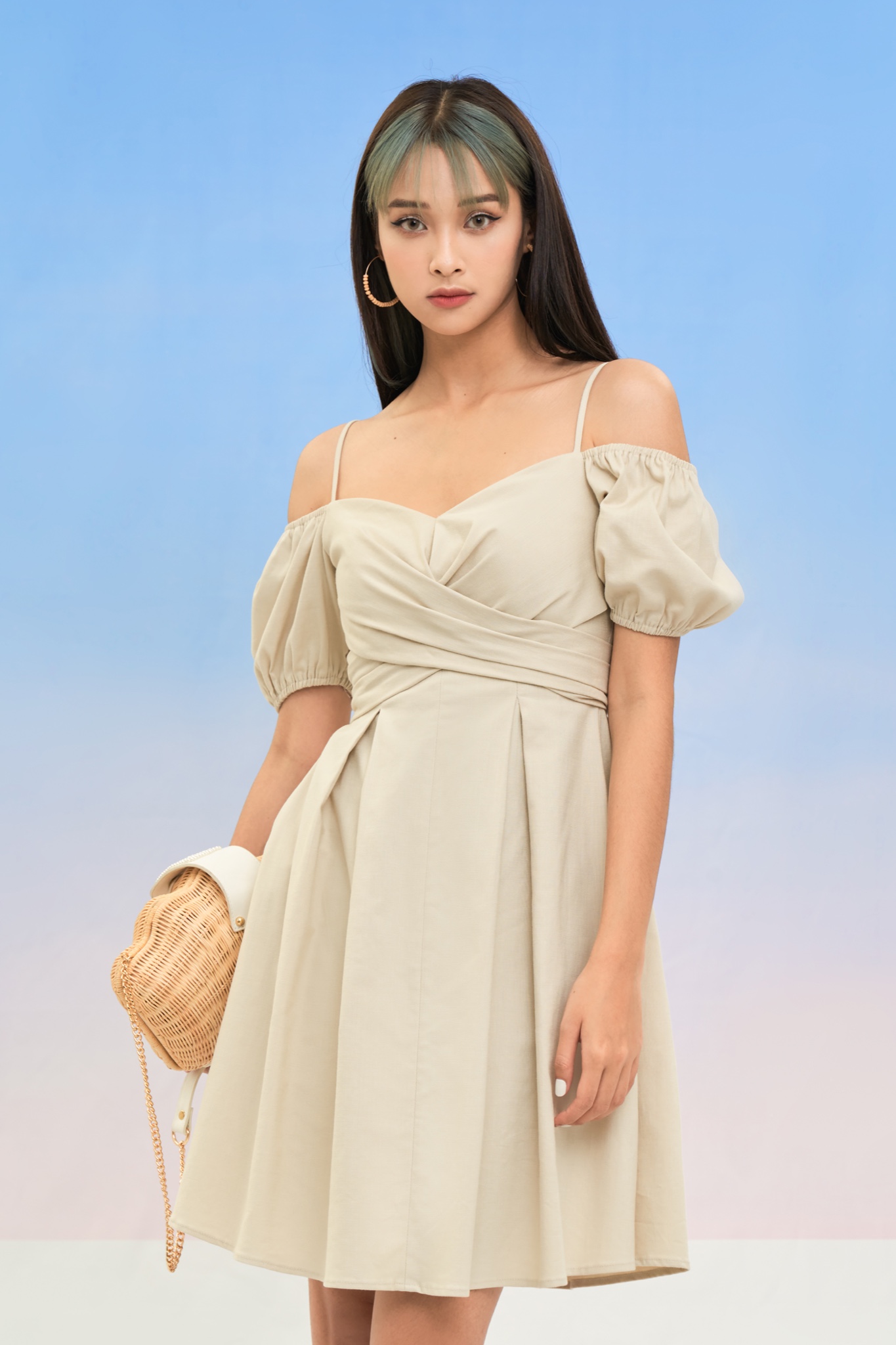 Đầm trễ vai chéo ngực nút cài sau