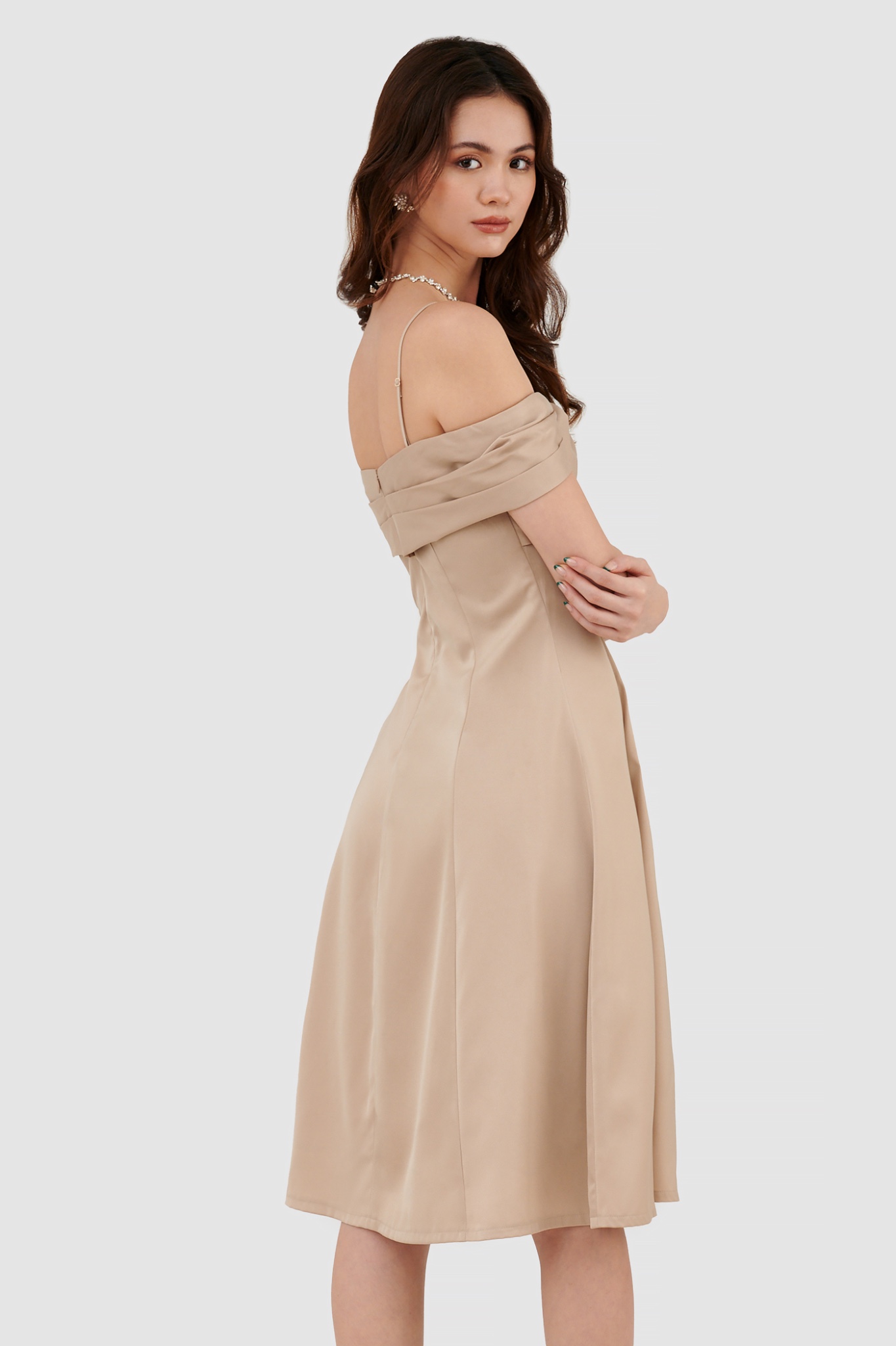 Đầm midi đắp ngực trễ vai