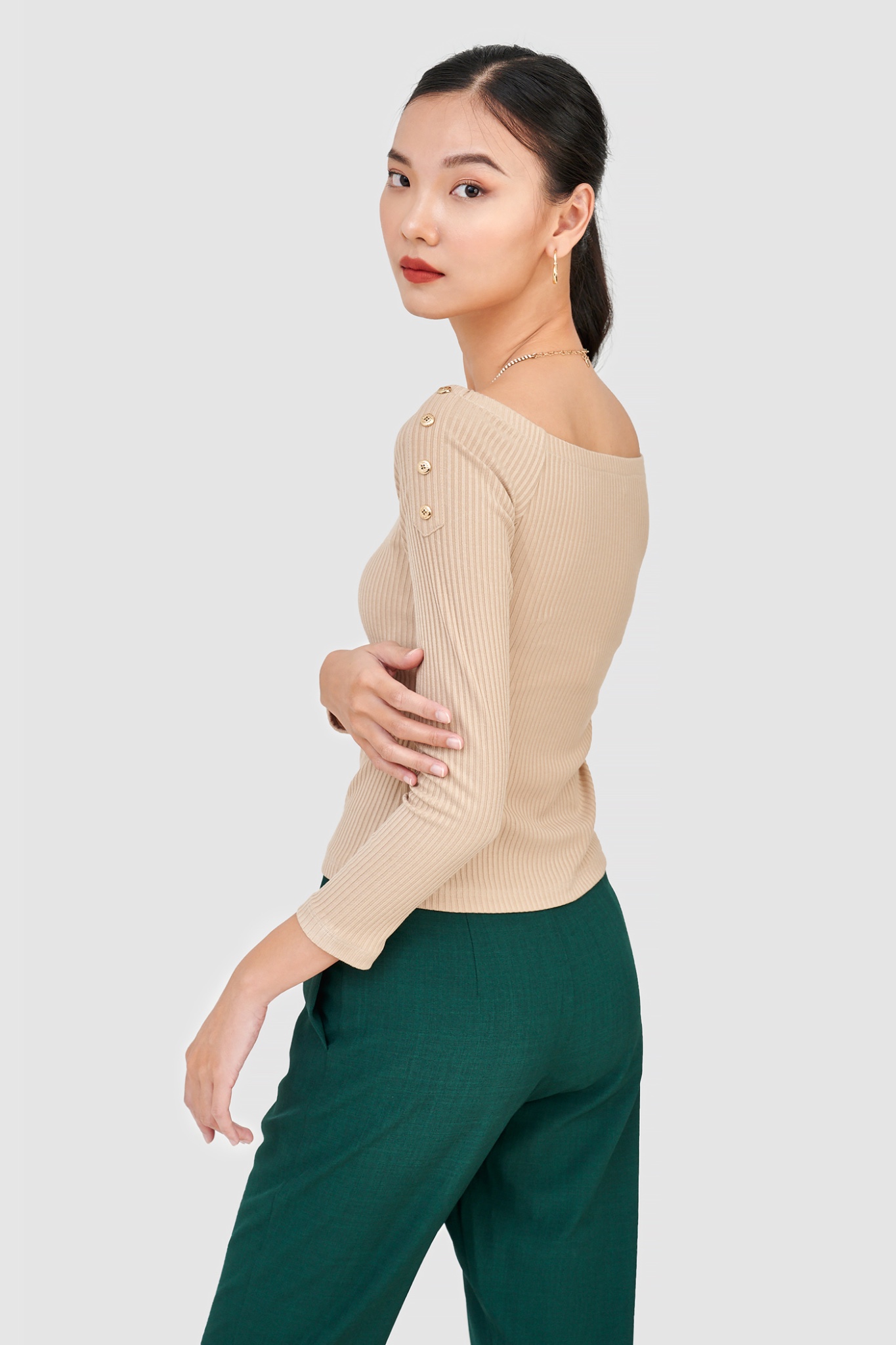 Áo thun trễ vai nhấn nút