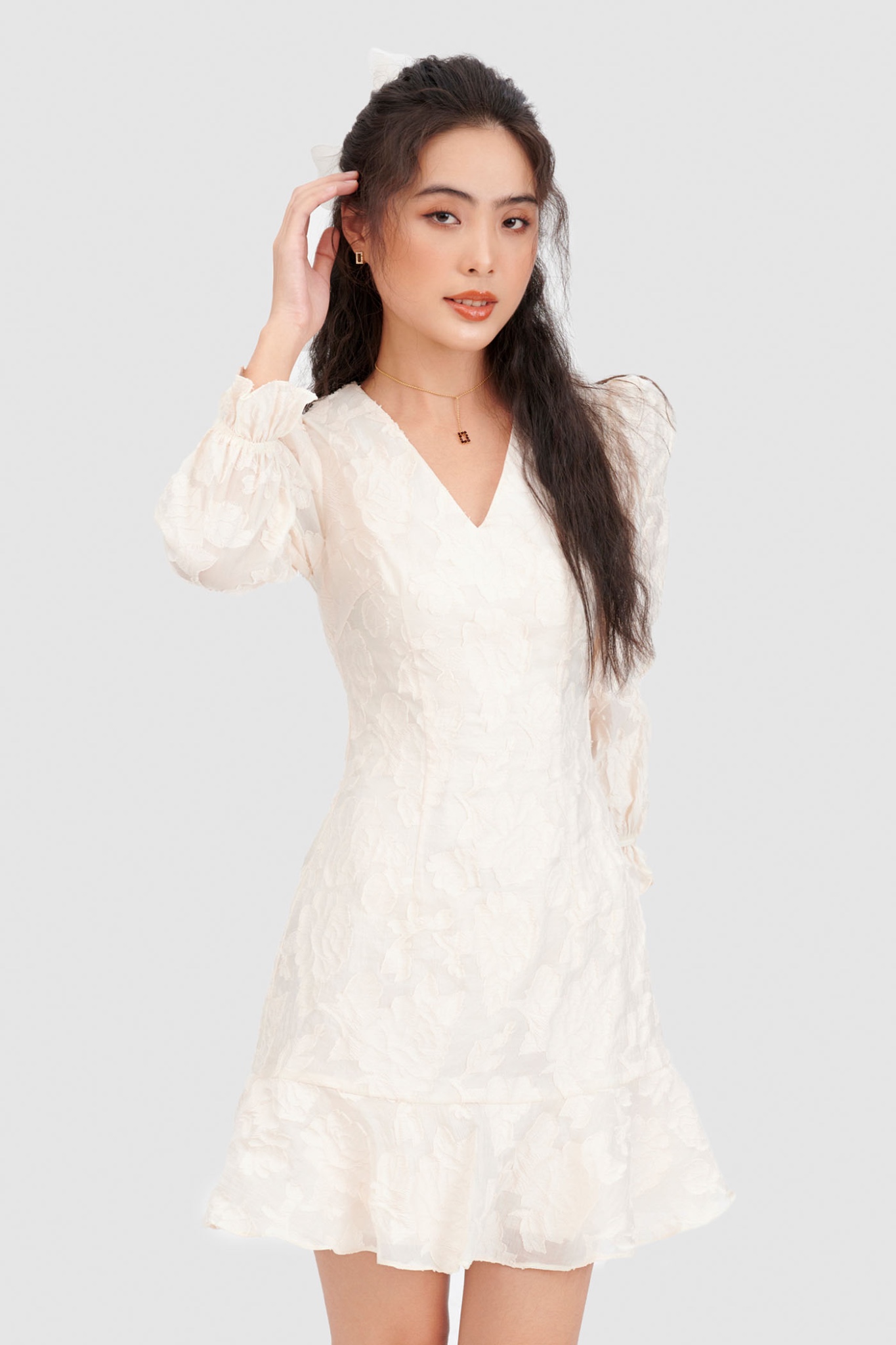 Đầm hạ eo mini hoạ tiết hoa dập nổi