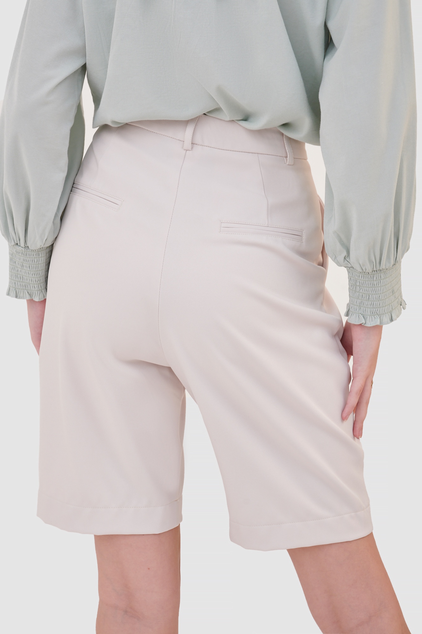 Quần short ngang gối nhấn ly