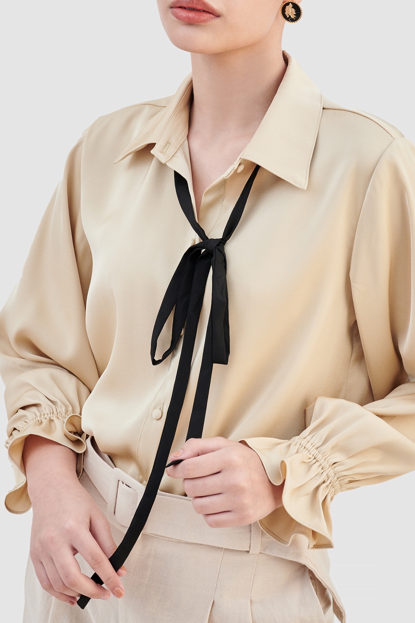 Áo sơ mi satin kèm dây nơ cổ