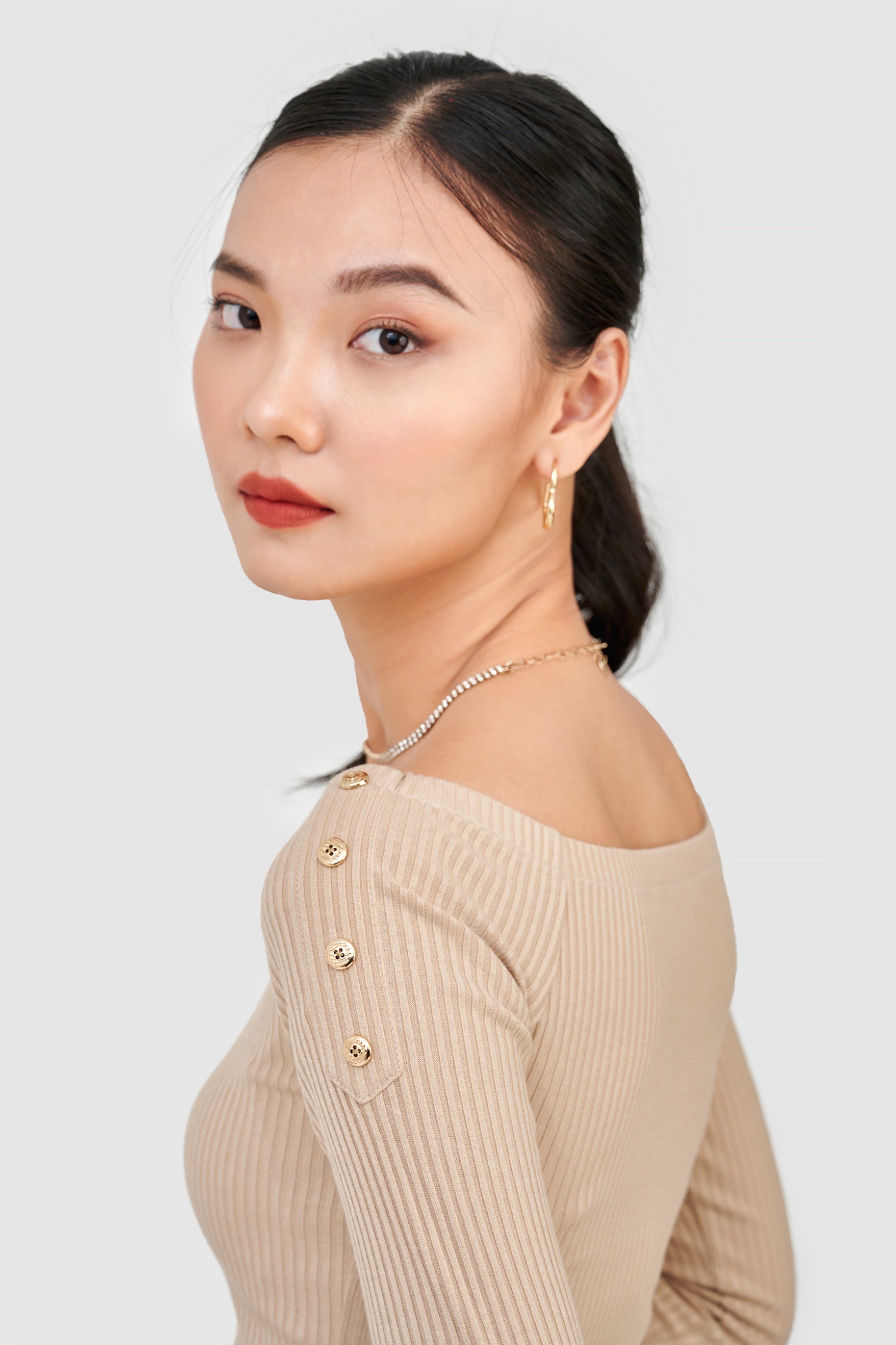 Áo thun trễ vai nhấn nút
