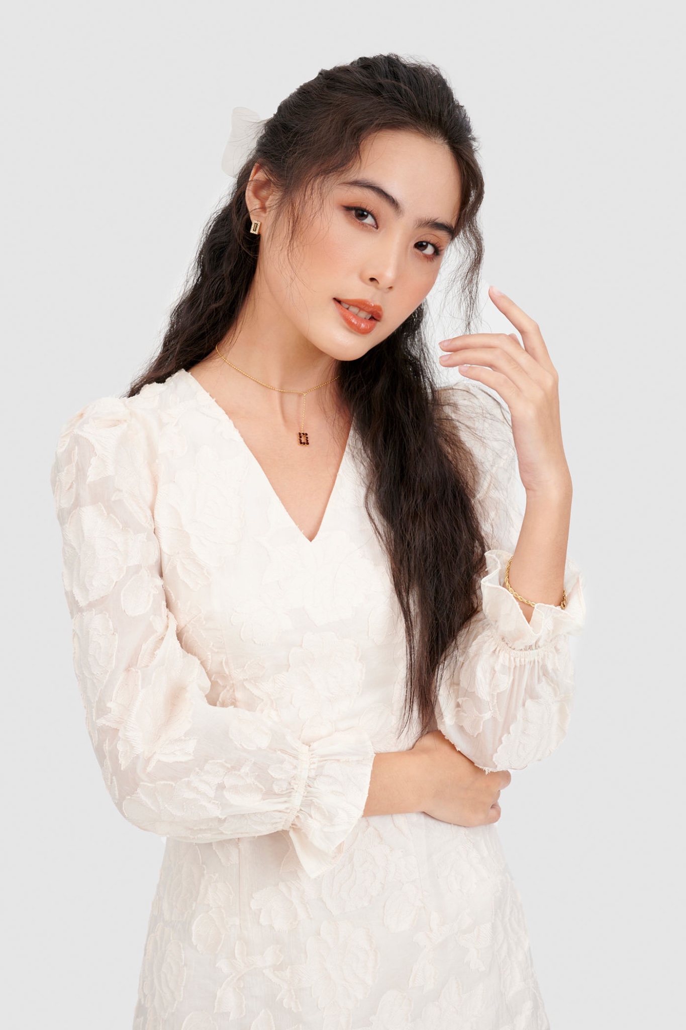 Đầm hạ eo mini hoạ tiết hoa dập nổi