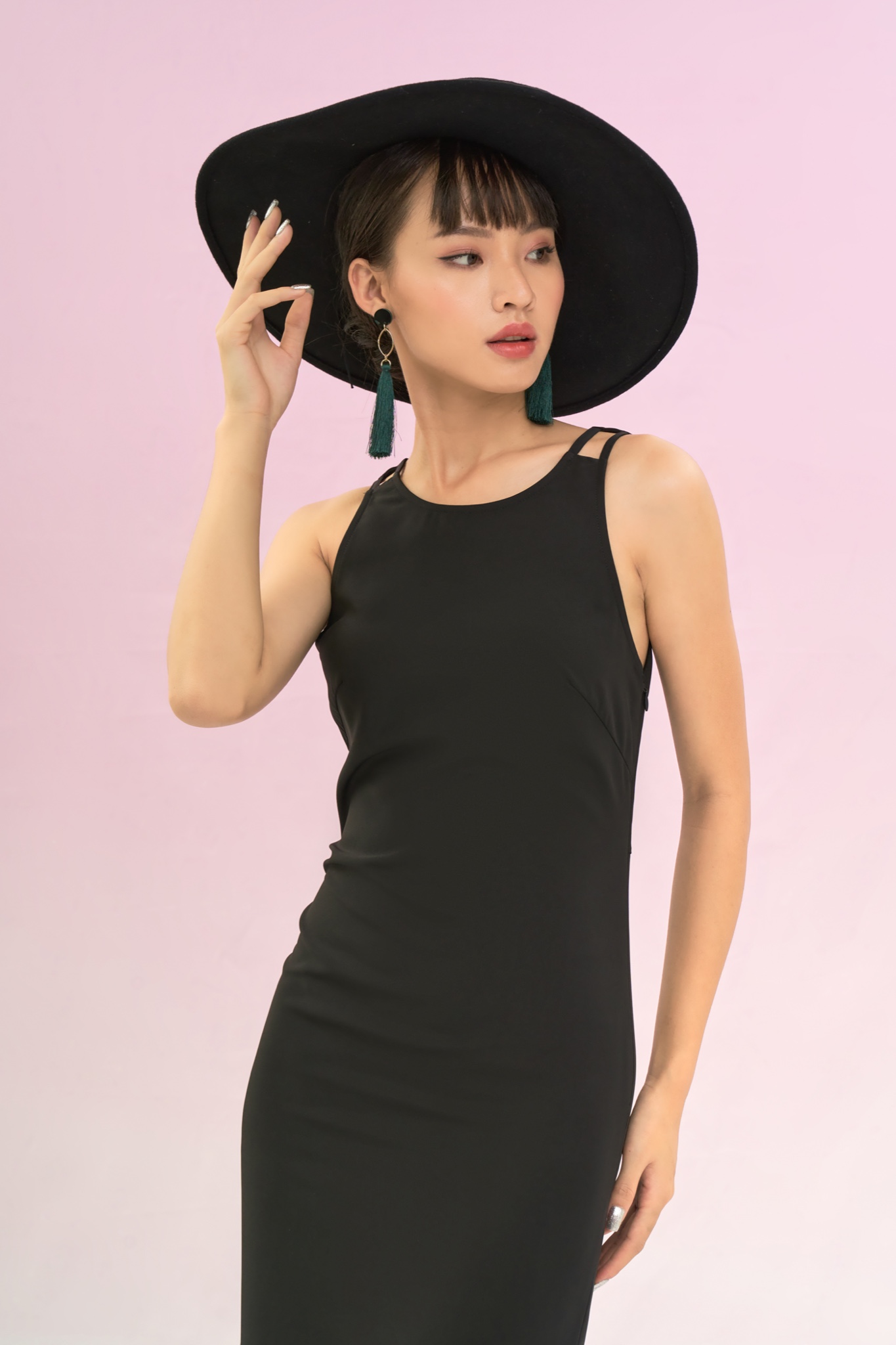 Đầm sát nách cổ đổ sau