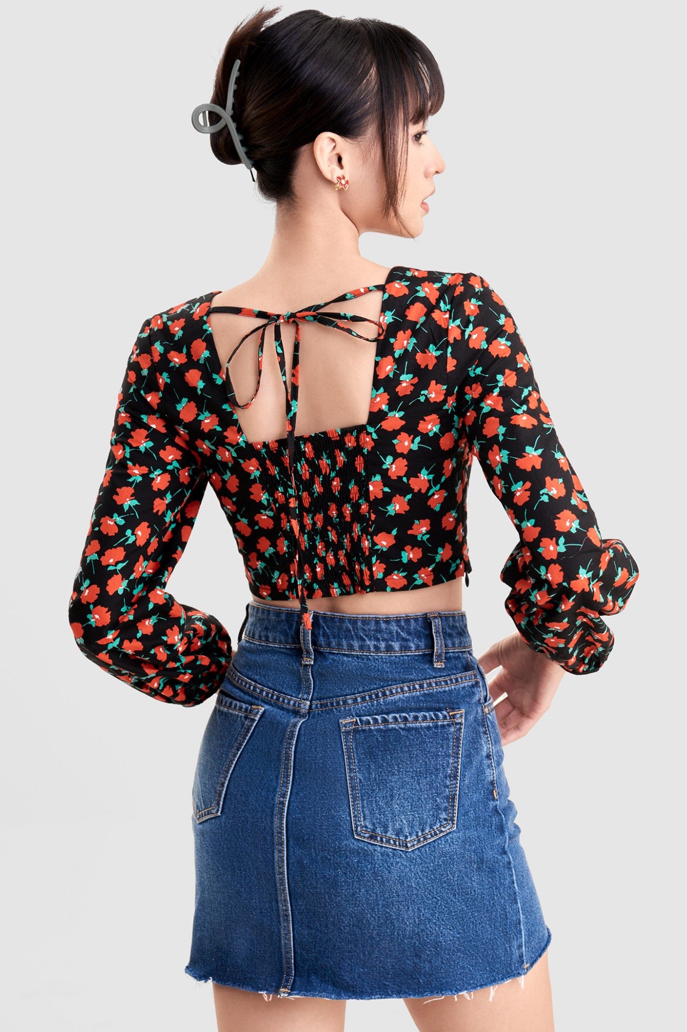 Áo croptop tay dài smocking lưng họa tiết hoa