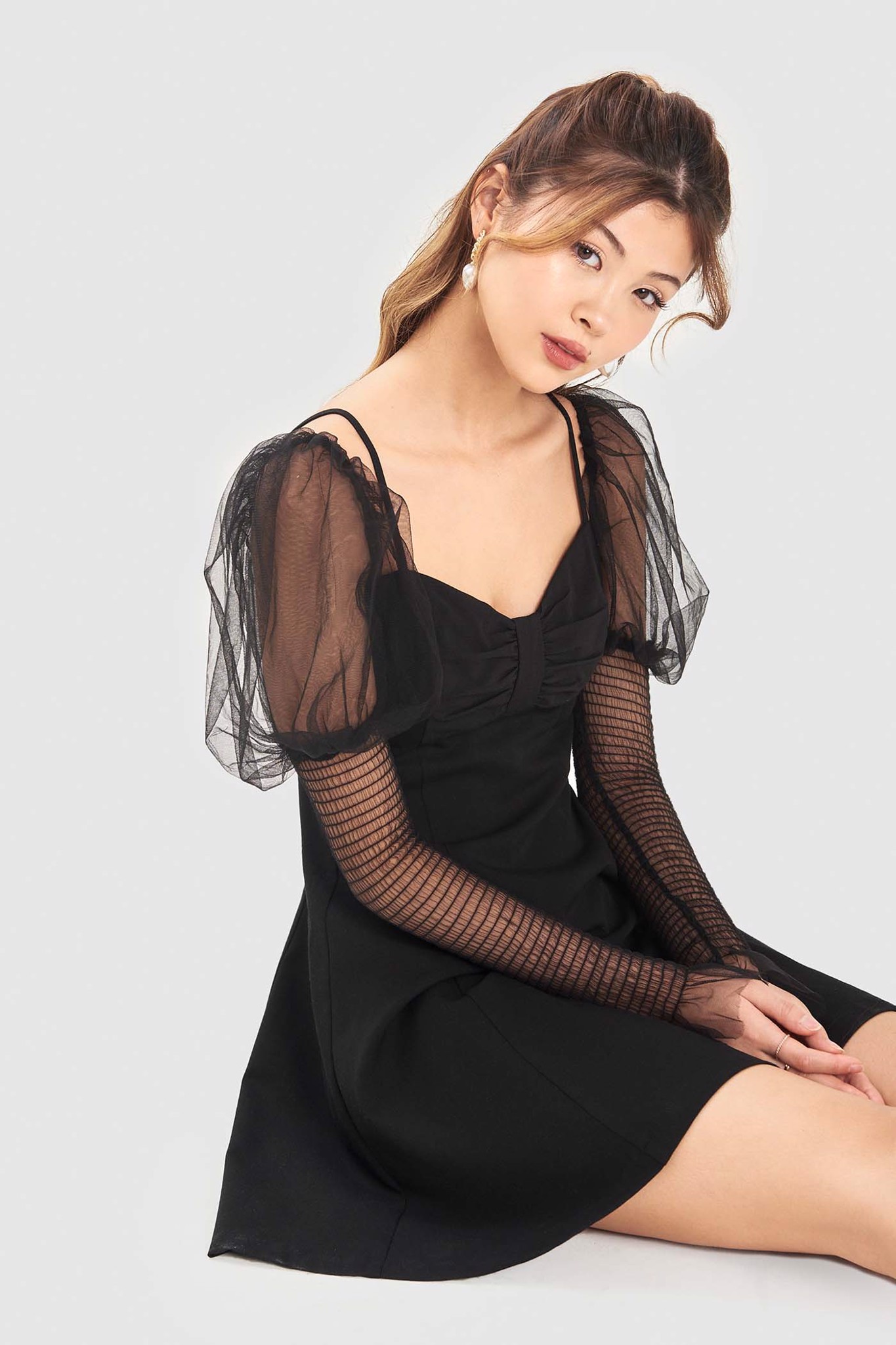 Đầm mini nơ ngực tay lưới smocking