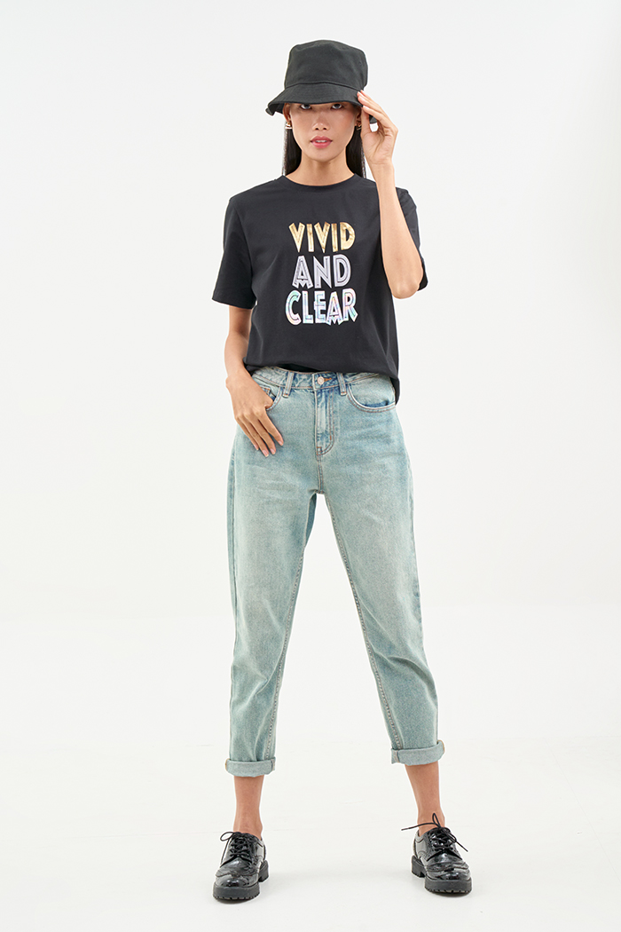 Áo thun in text Vivid and Clear phản quang
