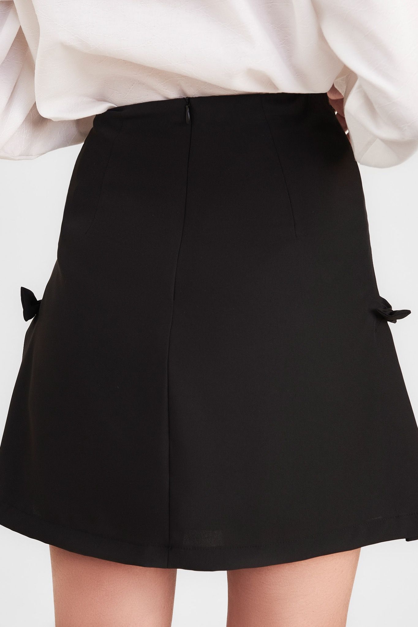  Váy mini form A đính nơ hông 