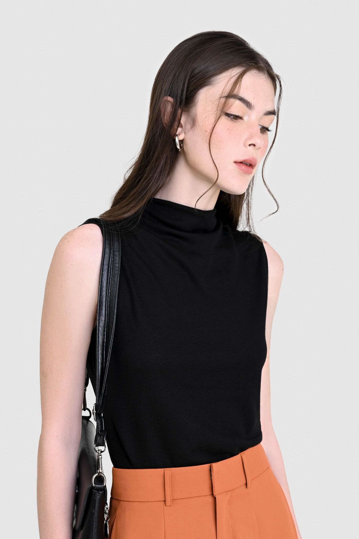  Áo thun sát nách cổ lọ 