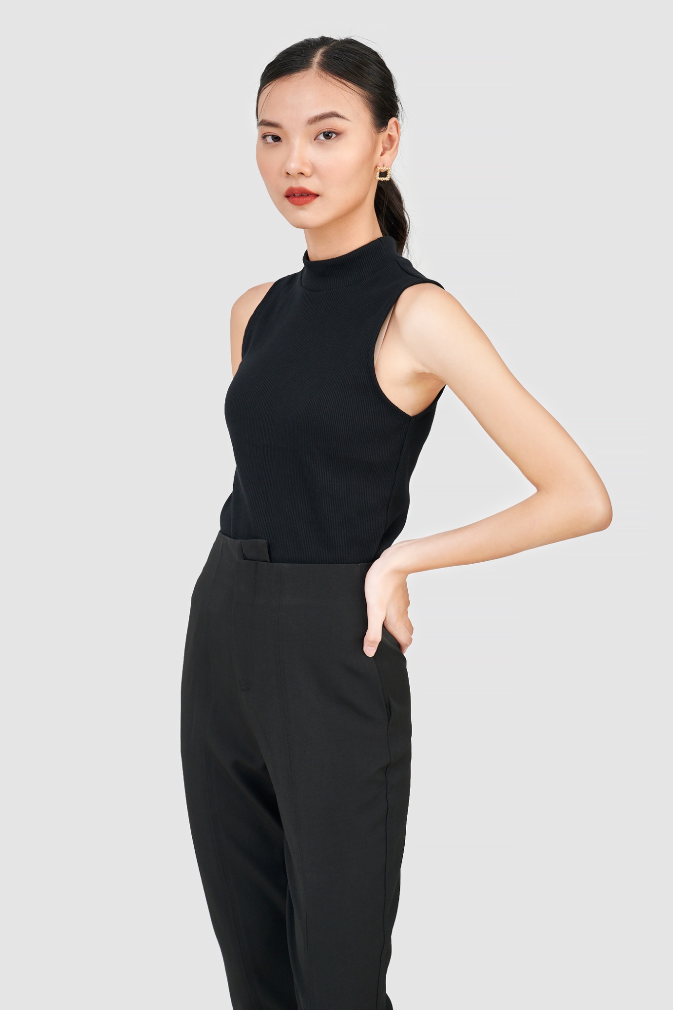 Áo knit sát nách cổ cao