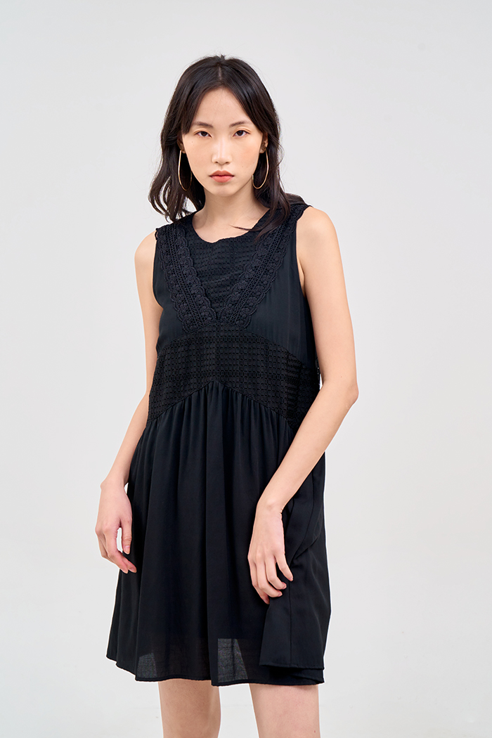 Đầm form suông phối ren chéo sát nách