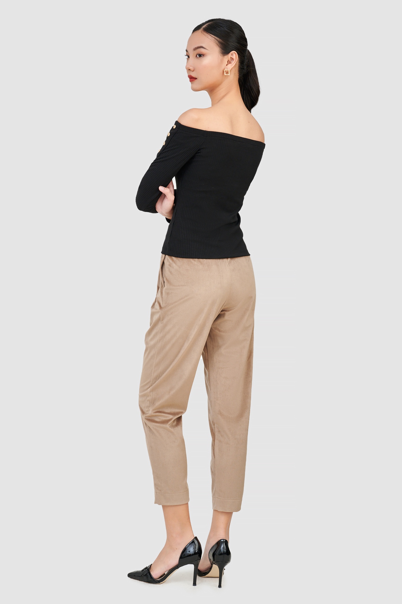 Áo thun trễ vai nhấn nút