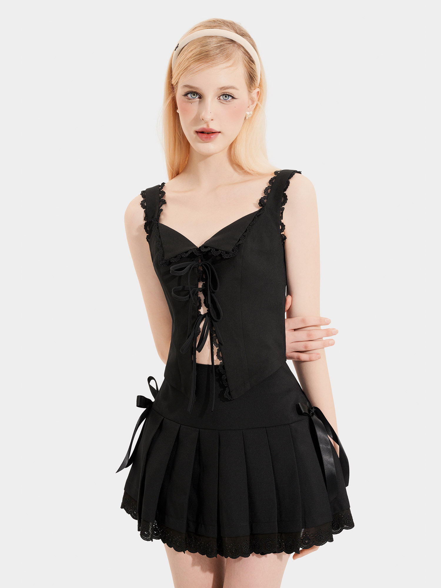 Áo kiểu sát nách cổ vuông phối ren thắt nơ thân trước