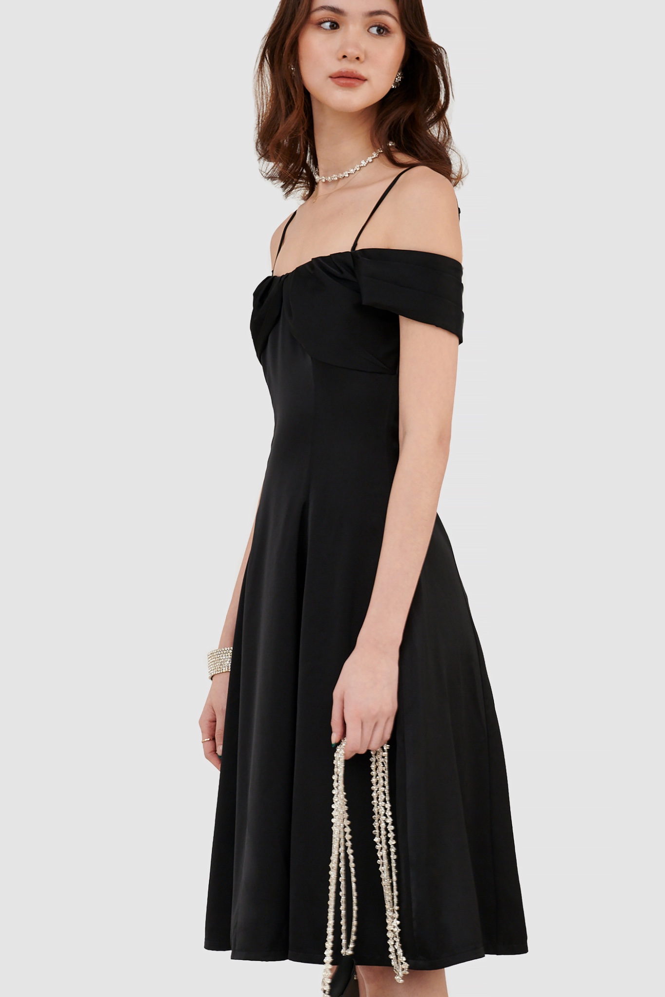 Đầm midi đắp ngực trễ vai