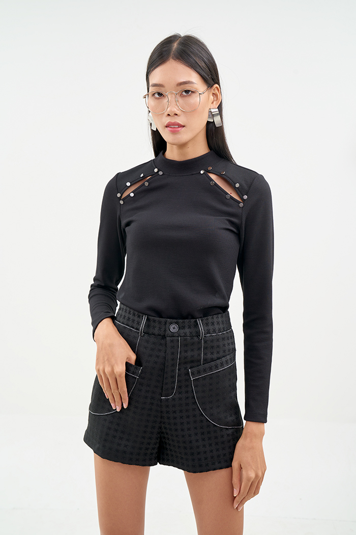 Áo thun tay dài cut out vai nhấn nút inox
